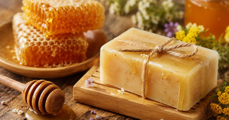 Mydło z miodem – naturalna pielęgnacja skóry inspirowana siłą produktów pszczelich